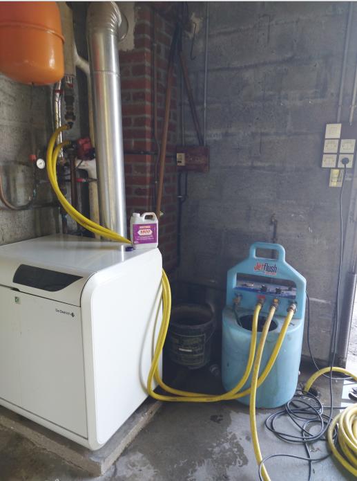 Entretien du système de chauffage central Technicien qualifié effectuant la maintenance et la vidange complète d'une installation de chauffage à Saint-Amand-les-Eaux.
