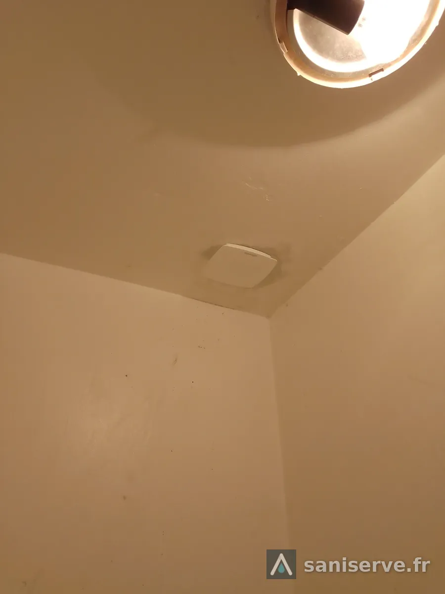 Bouche d'extraction de VMC neuve au plafond, installée par Saniserve à Fresnes-sur-Escaut