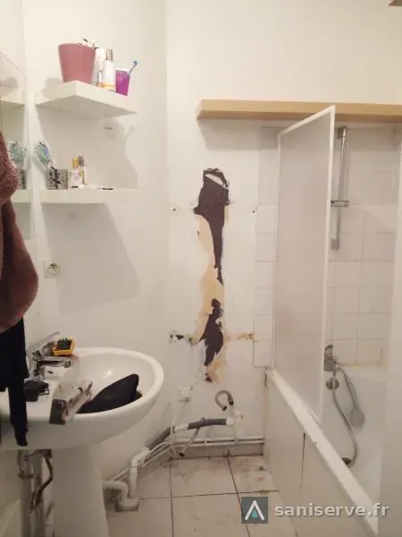 Mur de la salle de bain après la dépose du cumulus, avant reprise, à Fresnes-sur-Escaut
