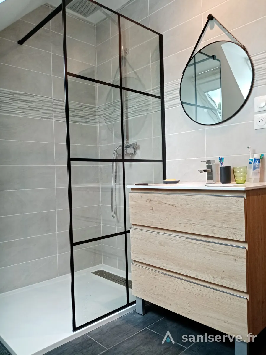 Douche avec paroi vitrée noire Odesign Black et meuble vasque neuf en bois posé par Saniserve à Somain