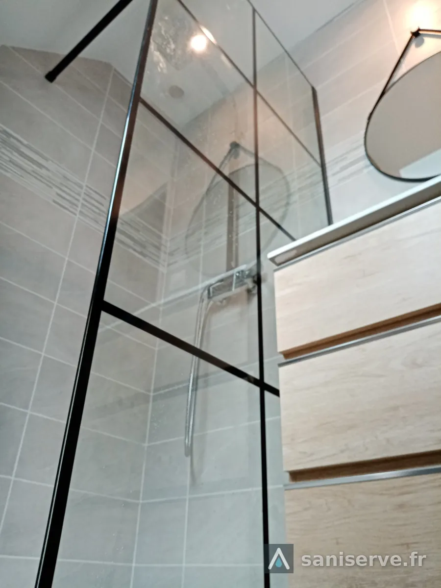Vue d'ensemble de la douche extra-plate et du nouveau meuble vasque après travaux à Somain
