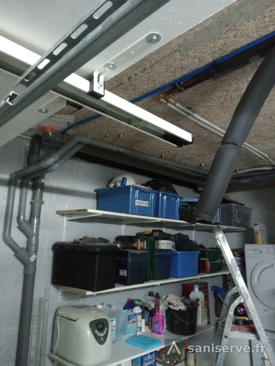 Reprise des tuyauteries d'évacuation au plafond du garage, sous la nouvelle douche