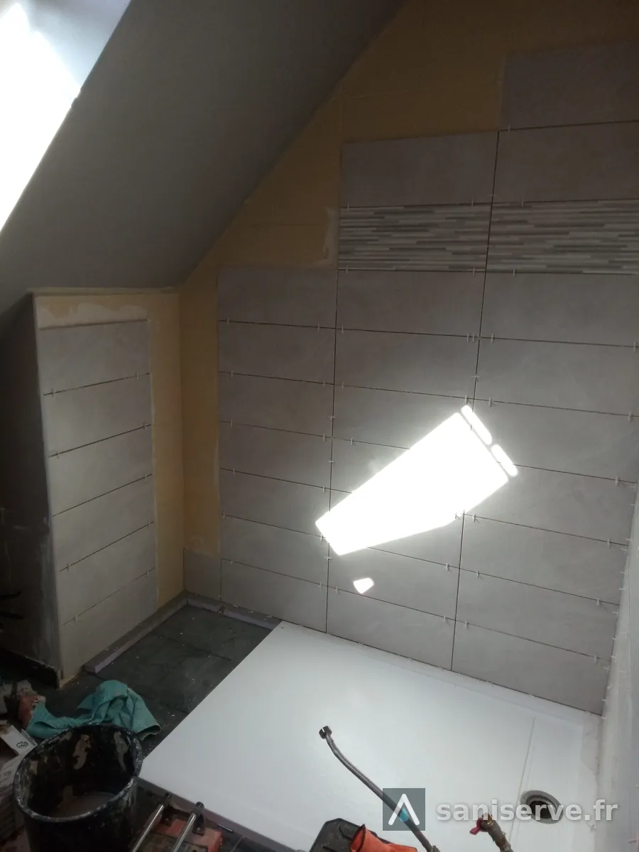 Pose de la faïence murale autour du receveur de douche extra-plat
