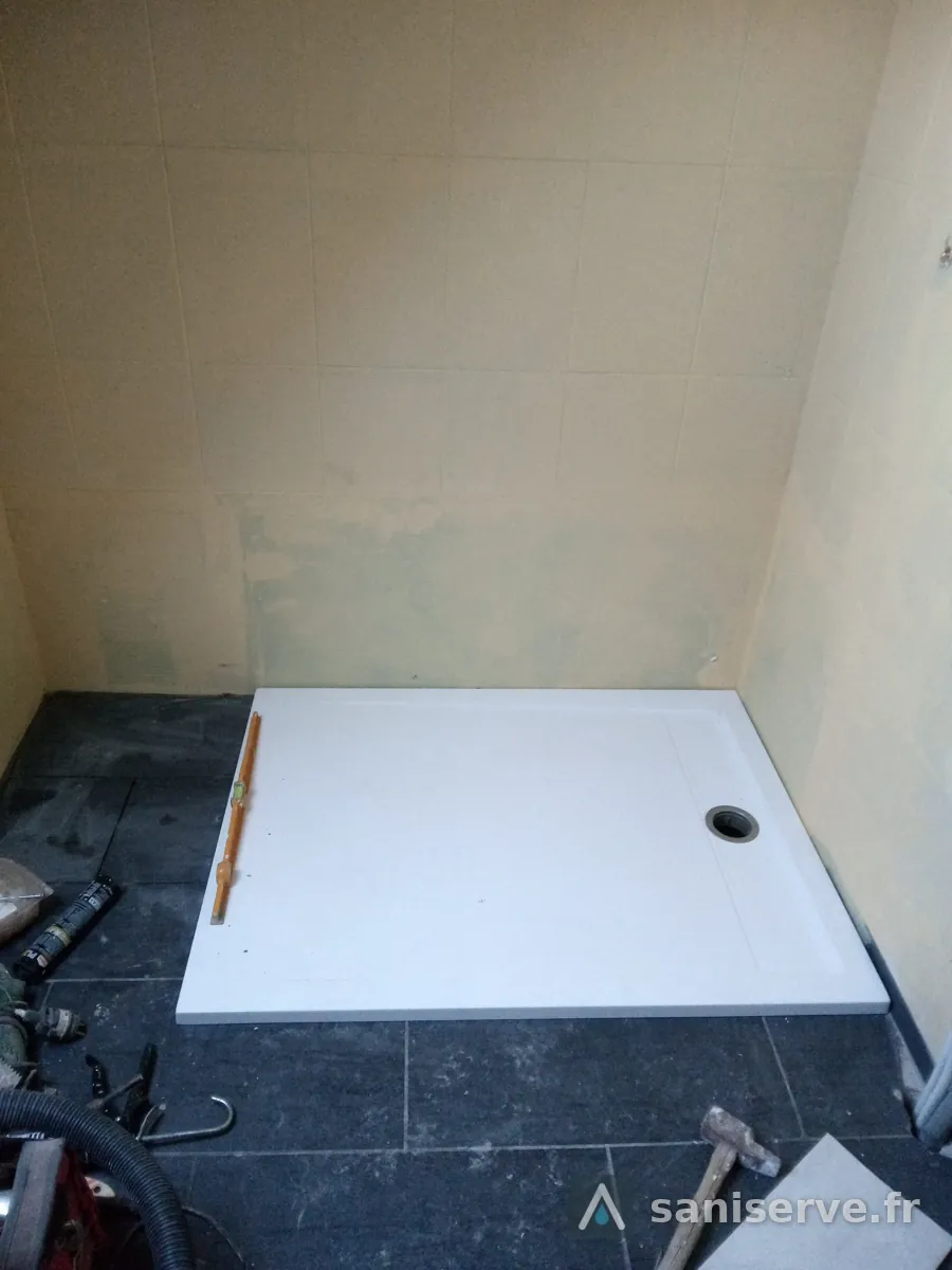 Receveur de douche extra-plat Kinedo en résine-ciment posé à la place de la baignoire