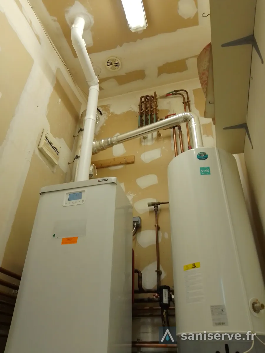 Chaudière gaz à condensation Frisquet Hydromotrix Visio Condens et accumulateur Styx installés par Saniserve à Douvrin