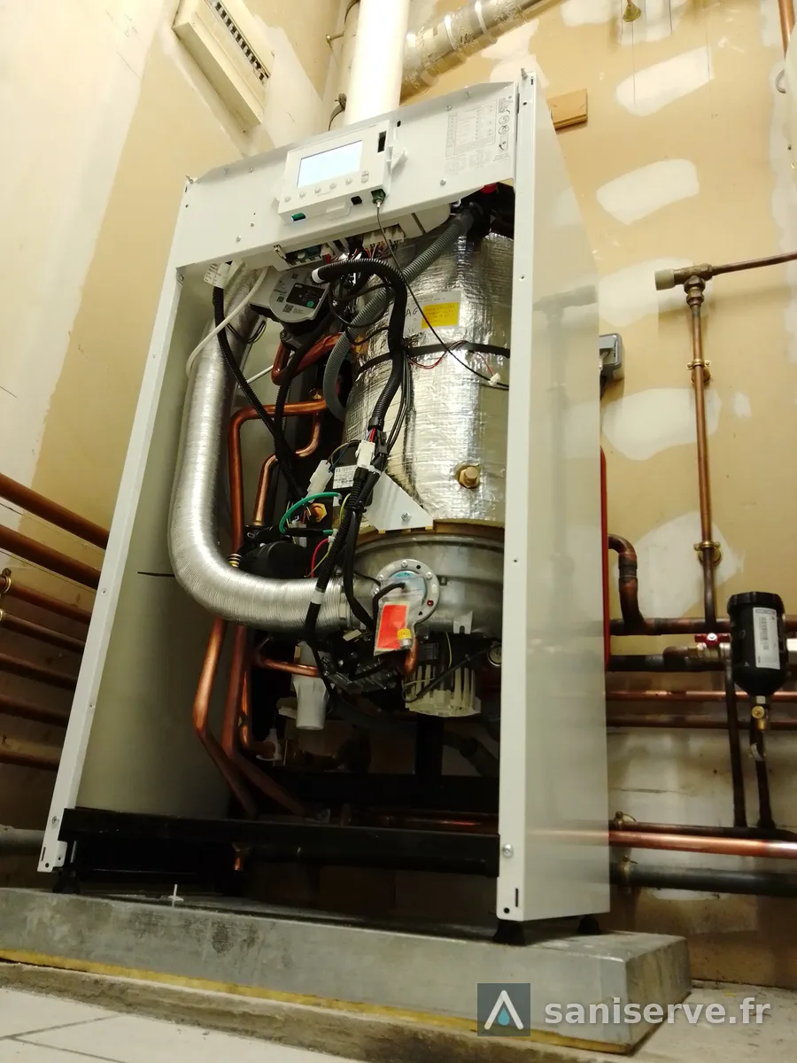 Intérieur de la chaudière Frisquet Hydromotrix Visio Condens pendant l'installation