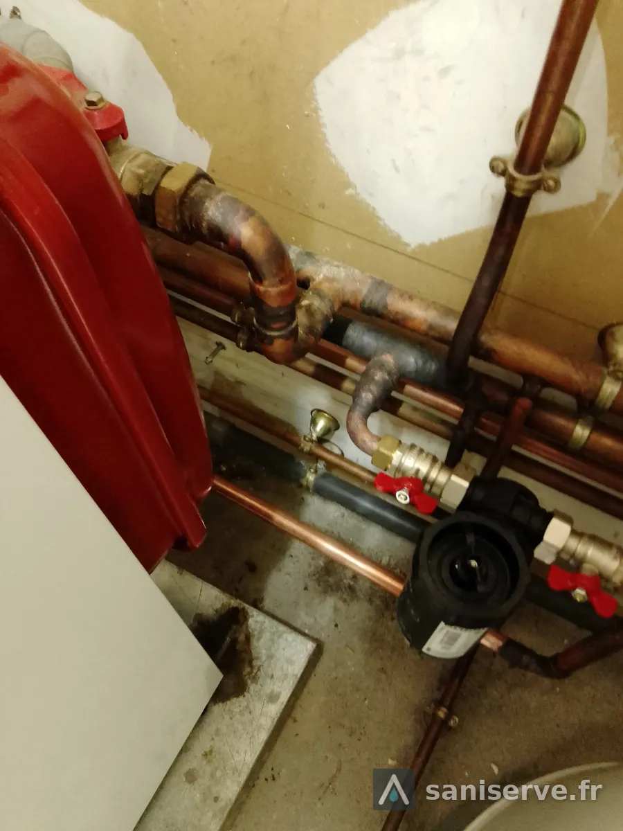 Raccordements cuivre et vannes d'isolement sous la nouvelle chaudière Frisquet à Douvrin