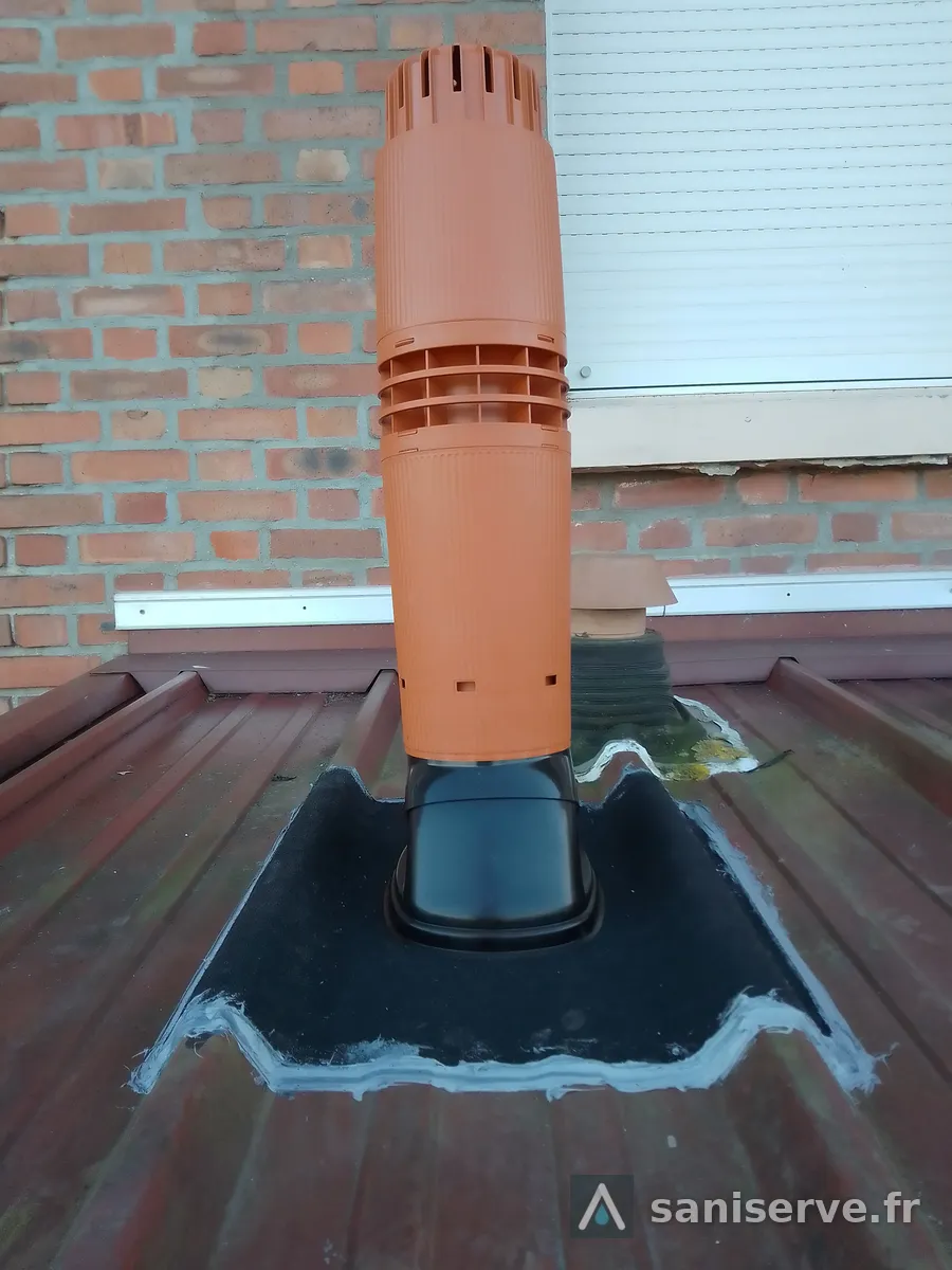 Terminal de toiture du nouveau conduit de la chaudière à condensation sur un toit en bac acier à Douvrin