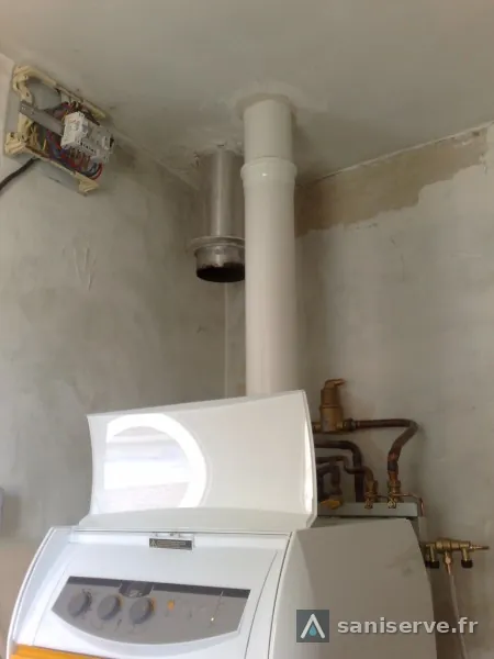 Chaudière gaz à condensation De Dietrich Elidens avec conduit de fumées vertical et raccordements cuivre
