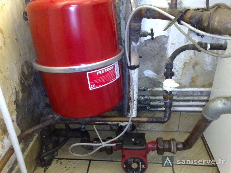 Vase d'expansion Flexcon et circulateur sur une tuyauterie acier corrodée