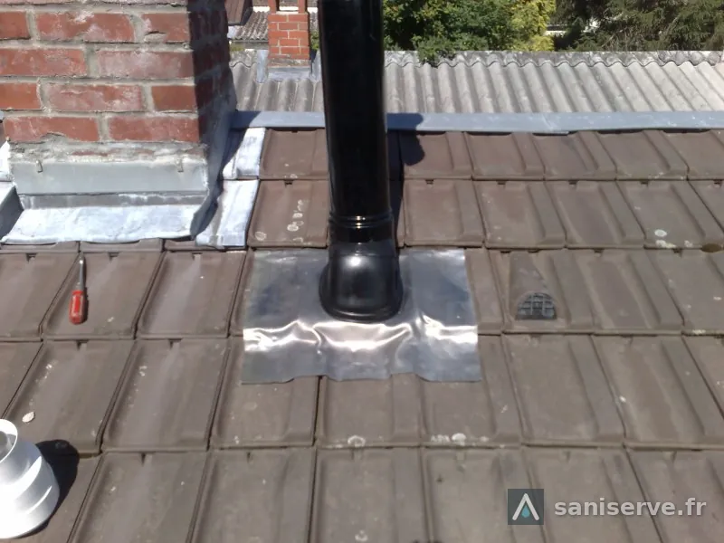 Sortie de conduit de fumées en toiture avec platine d'étanchéité sur tuiles, à Saint-Amand-les-Eaux