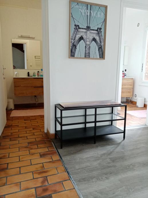 Installation de 2 douches avec vasques et meubles, tuyauterie encastrées, concept design moderne accessible.