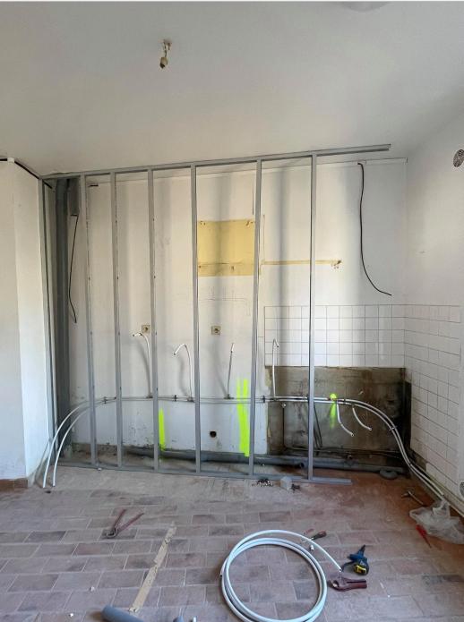 Lancement des travaux pour la création de 2 espaces douches séparées dans la ville de Douai près de Sin-le-Noble Lancement des travaux de construction de douches dans la ville de Douai. Deux conformes avec marches antidérapantes.