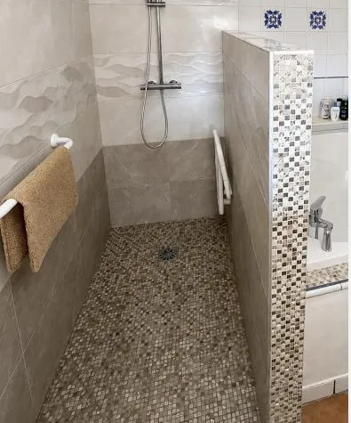 Douche PMR installée par Saniserve