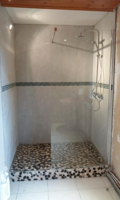 Destruction complète d'une douche du sol au plafond dans la ville d'Hasnon pour récréer une douche moderne et facile d'accès.