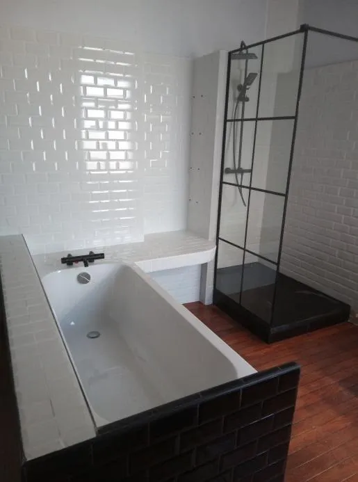 Salle de bain rénovée par SaniServe dans le Nord